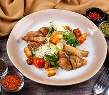 Салат Цезарь с курицей