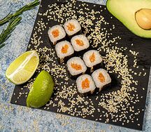 Маки с лососем