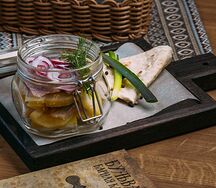 Филе сельди с картофелем, красным луком и лавашом