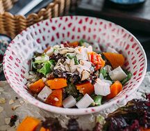 Микс-салатов c киноа, финиками и печеной тыквой