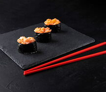 Сяке спайси гункан