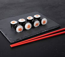 Ролл с лососем