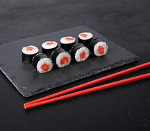 Ролл с подкопчённым лососем