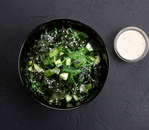 Салат с чукой и ореховым соусом