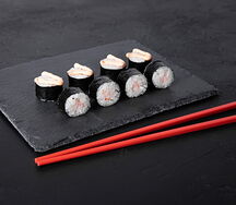 Ролл с креветкой и спайси-соусом