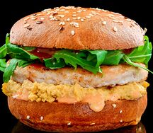 Бургер с курицей на фирменной булочке