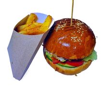 Бургер с телятиной и картошка фри 