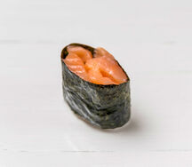 Гункан с лососем