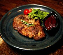 Пряный стейк из шеи с соусом BBQ