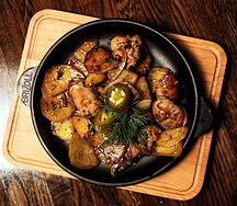 Жаренный картофель по Баварски с колбасками и халапеньо