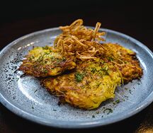 Картофельные драники с беконом и луковыми чипсами