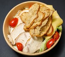 Салат Цезарь с запеченным цыпленком