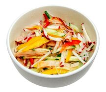 Салат с копчёной курицей и прозрачной лапшой хурасаме