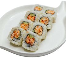 Острый ролл с крабом и салатной креветкой