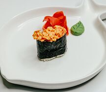 Острые суши с крабовым мясом и салатной креветкой