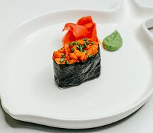 Острые суши с копченым лососем