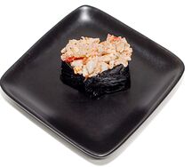 Суши с натуральным мясом краба и салатной креветкой
