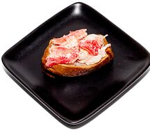 Суши с мясом краба и салатной креветкой