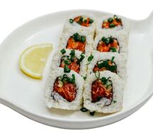 Острый ролл с копченым лососем