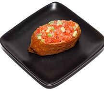 Суши с лососем и авокадо