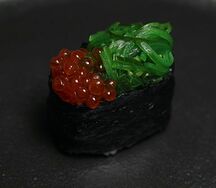 Гункан с чукой и икрой лосося
