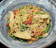 Яичная лапша Вок с цыпленком и овощами