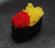 Гункан с такуаном и икрой тобико