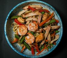 Вок с тигровой креветкой и морепродуктами