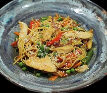 Яичная лапша Вок со свининой и овощами