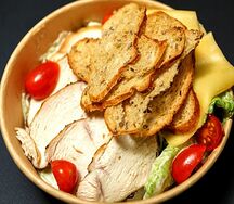 Цезарь с запеченным цыпленком