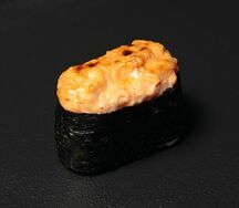 Гункан запечённый с лососем и спайси соусом