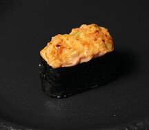Гункан с тигровой креветкой, лососем и соусом Спайси