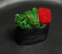 Гункан с чукой и икрой тобико