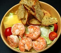 Цезарь с тигровой креветкой