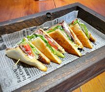 Клаб-сэндвич с пастрами