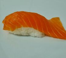 Суши с лососем