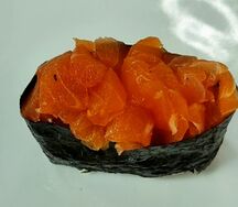 Гункан с лососем