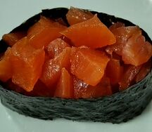 Гункан с копчёным лососем