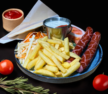 Хот-дог на тарелке