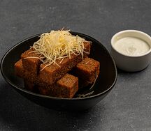 Чесночные гренки с соусом блю чиз