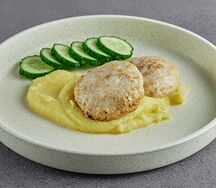 Котлетки куриные с пюре и огурчиками