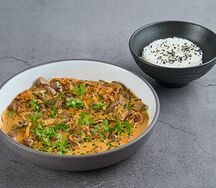 Куриные сердечки в соусе красный карри с рисом