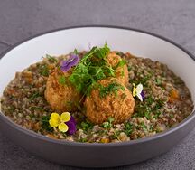 Митболы с сыром, гречкой и соусом 
