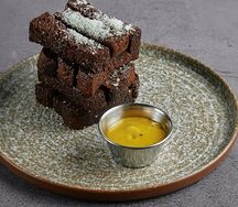 Гренки с медово-горчичным соусом