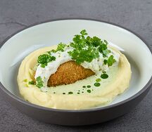 Рыбная котлета с пюре и соусом тартар