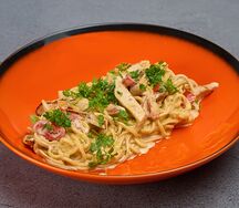 Тальятелле с курицей, сливочным соусом и томатами черри