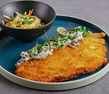 Шницель из курицы с грибным соусом и салатом коул слоу