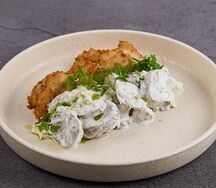 Шницель из курицы с картофельным салатом и грибным соусом 