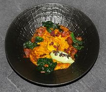 Картофельный драник с беконом, яйцом и шпинатом