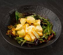 Салат с баклажаном и страчателлой
